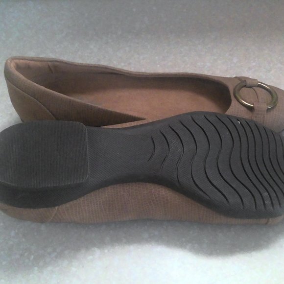 ANNIE COMFORT TAN BALLET STYLE SHOES WITH GOLD TONE O RING ON TOP OF SHOE-6 - Picture 7 of 8